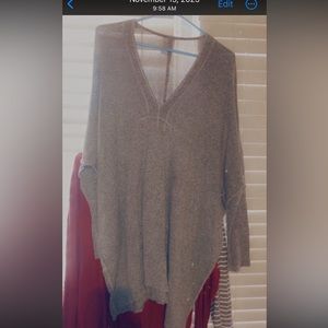 Women’s kinda high low size large/xl v neck sweater boutique excellent used cond
